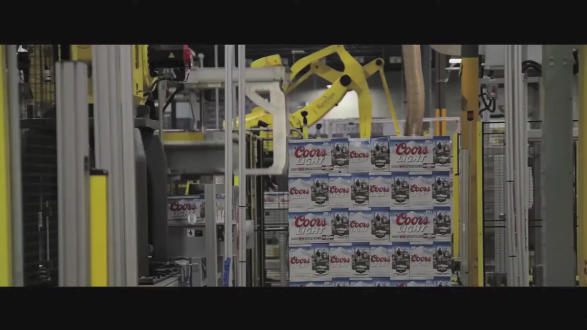 Charger la vidéo : Démonstration vidéo d'InnoPick™ automatisant la palettisation de caisses mixtes pour des opérations d'entrepôt efficaces.